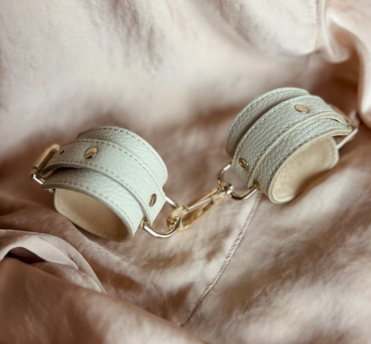 menottes en cuir pour couple