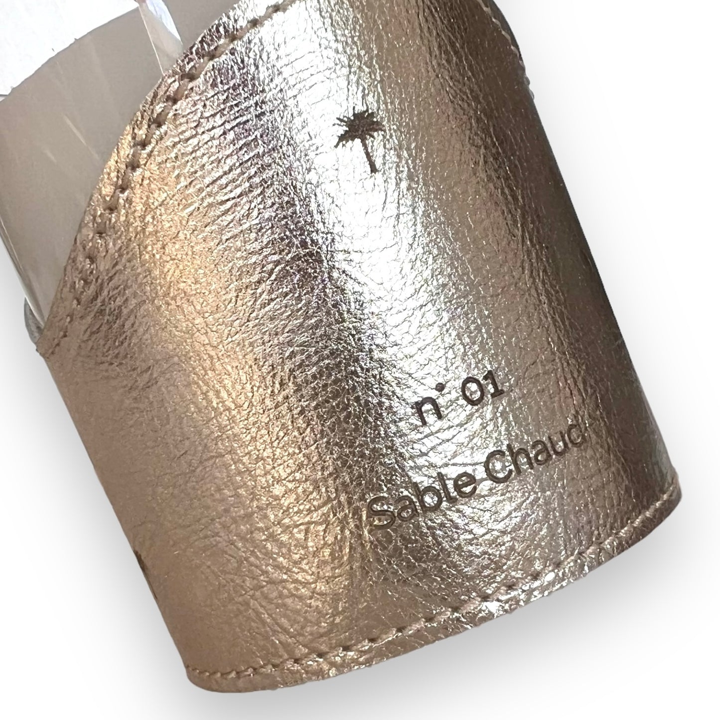 BOUGIE DANS SON ÉTUI DE CUIR Rechargeable - N°01 SABLE CHAUD