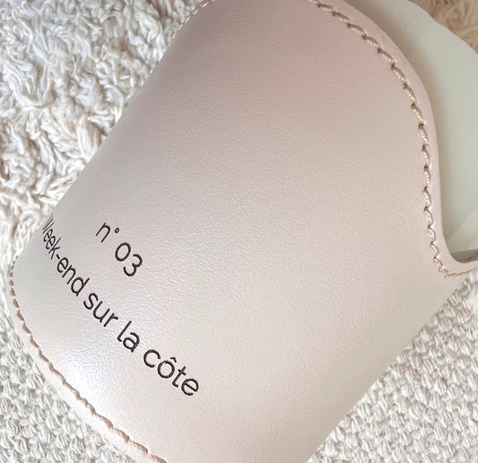 BOUGIE DANS SON ÉTUI DE CUIR Rechargeable - N°03 WEEK-END SUR LA CÔTE