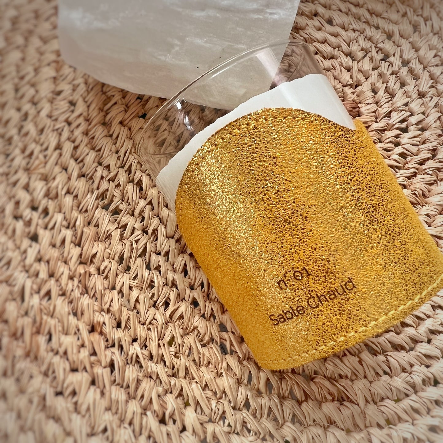 BOUGIE DANS SON ÉTUI DE CUIR Rechargeable - N°01 SABLE CHAUD