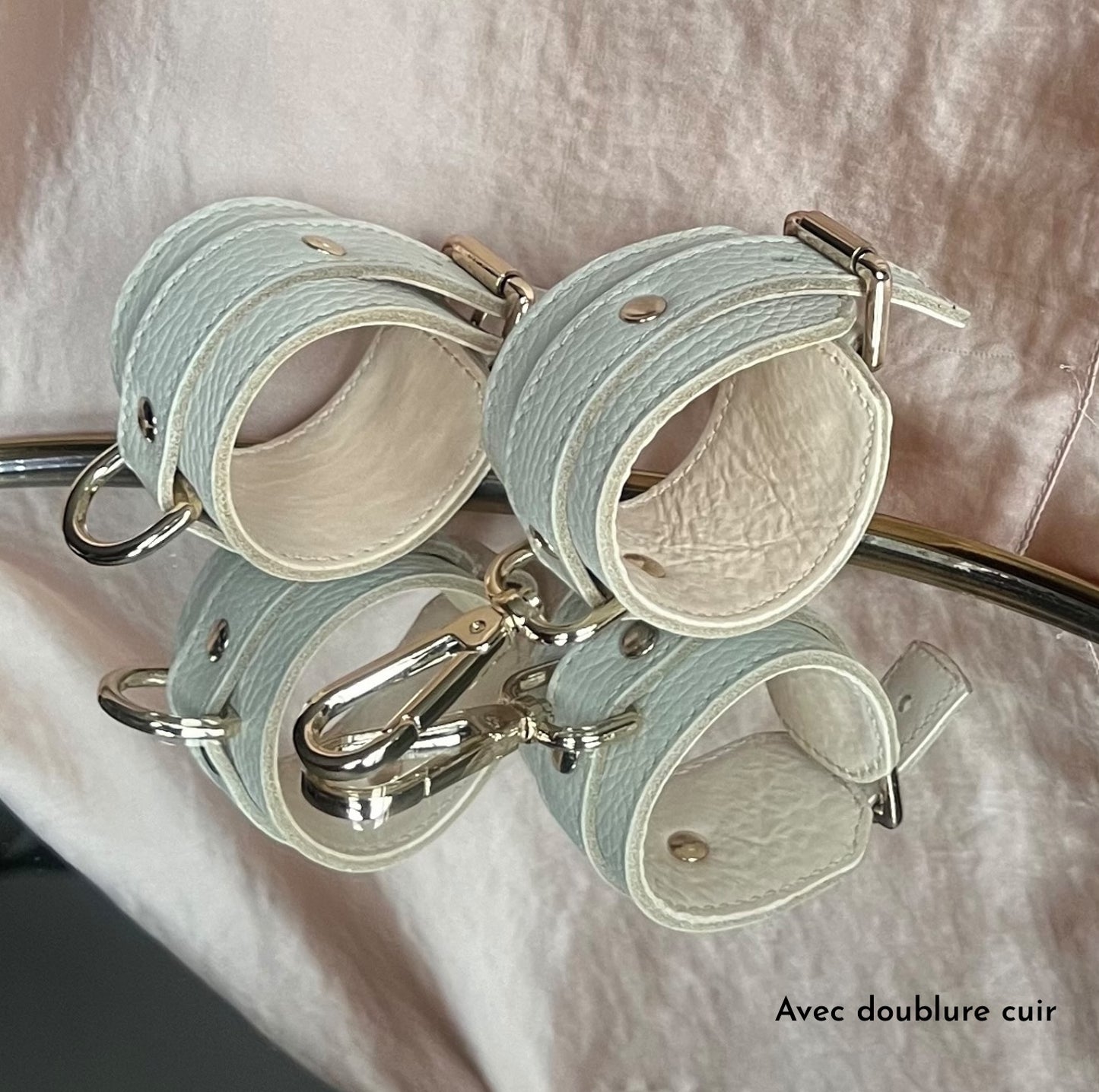 menottes en cuir pour femme