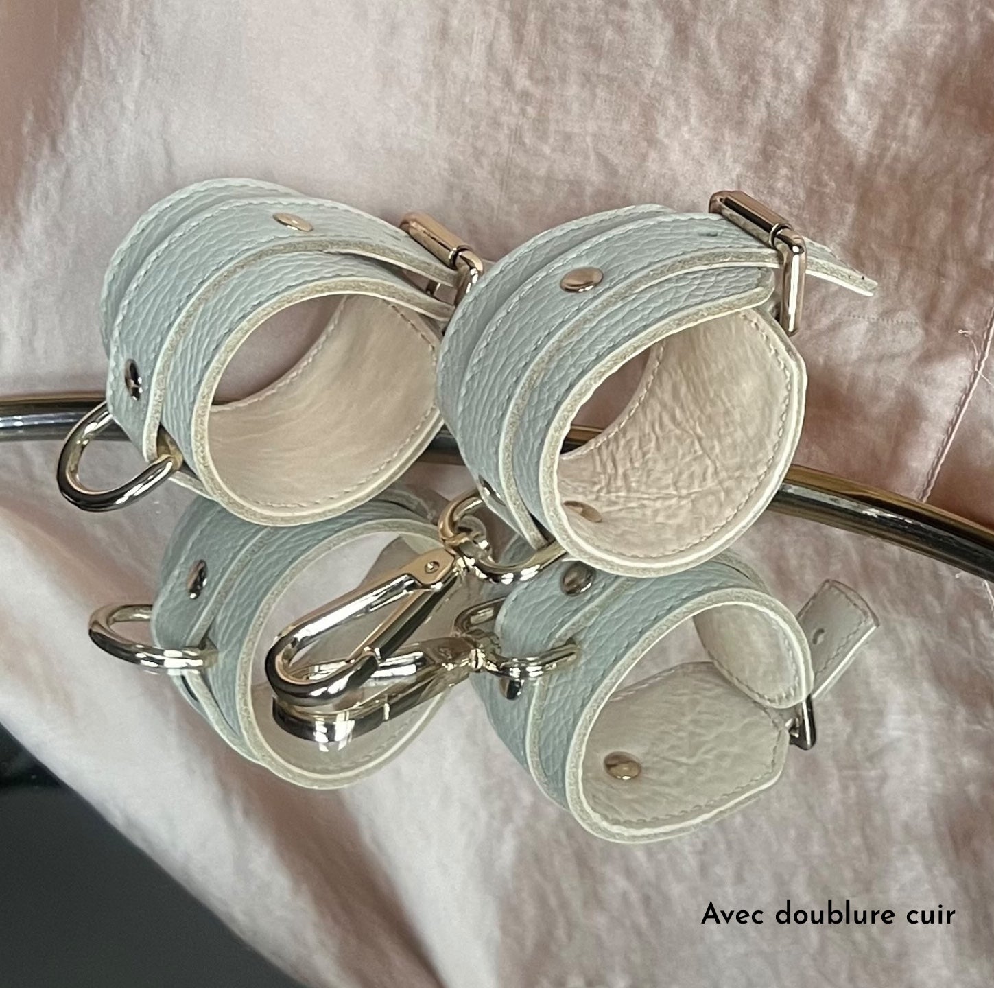 menottes en cuir pour femme