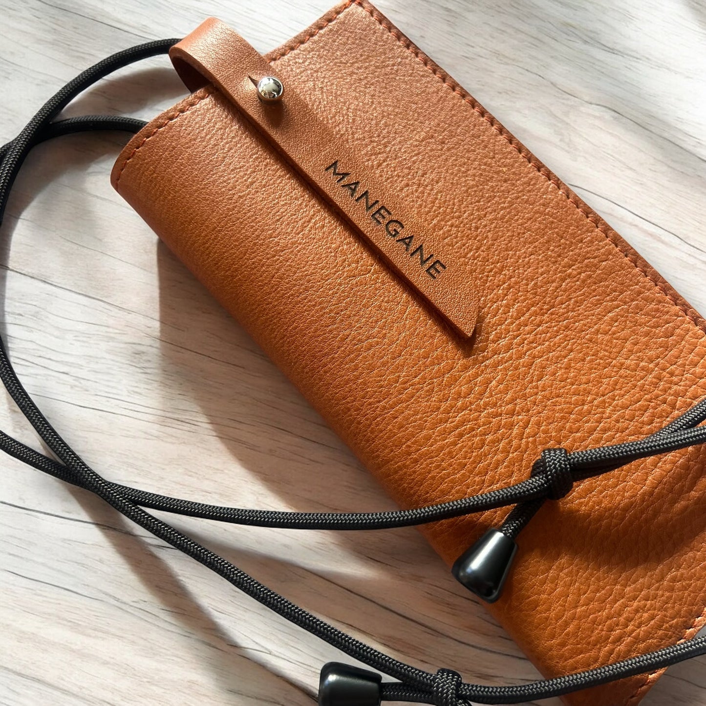 pochette à lunettes pour homme en cuir et tour de cou
