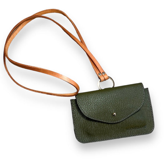 Estuche de cuero caqui y brillante