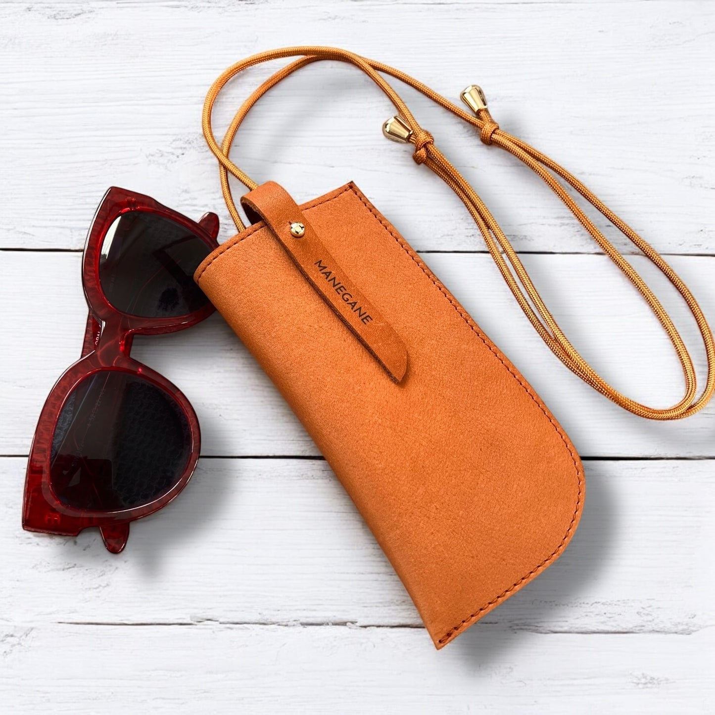 etui pour solaires avec cordon