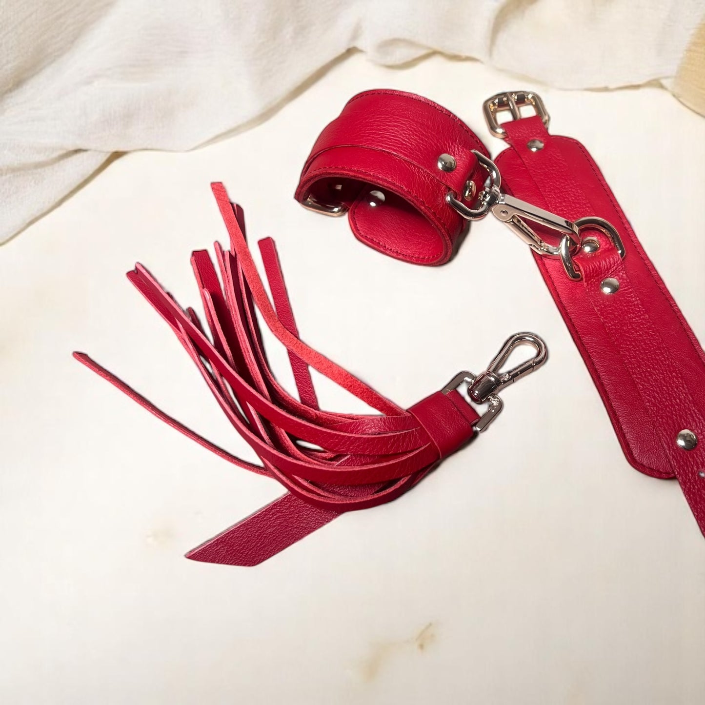 menottes manchettes en cuir et martinet