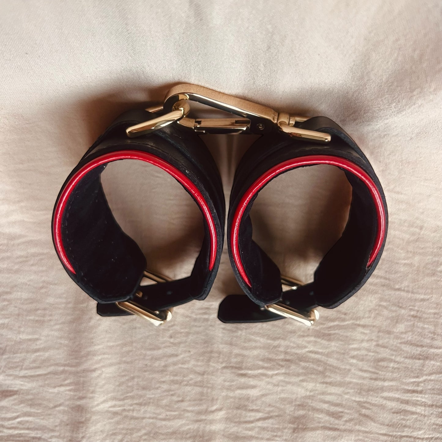 menottes enn cuir couple
