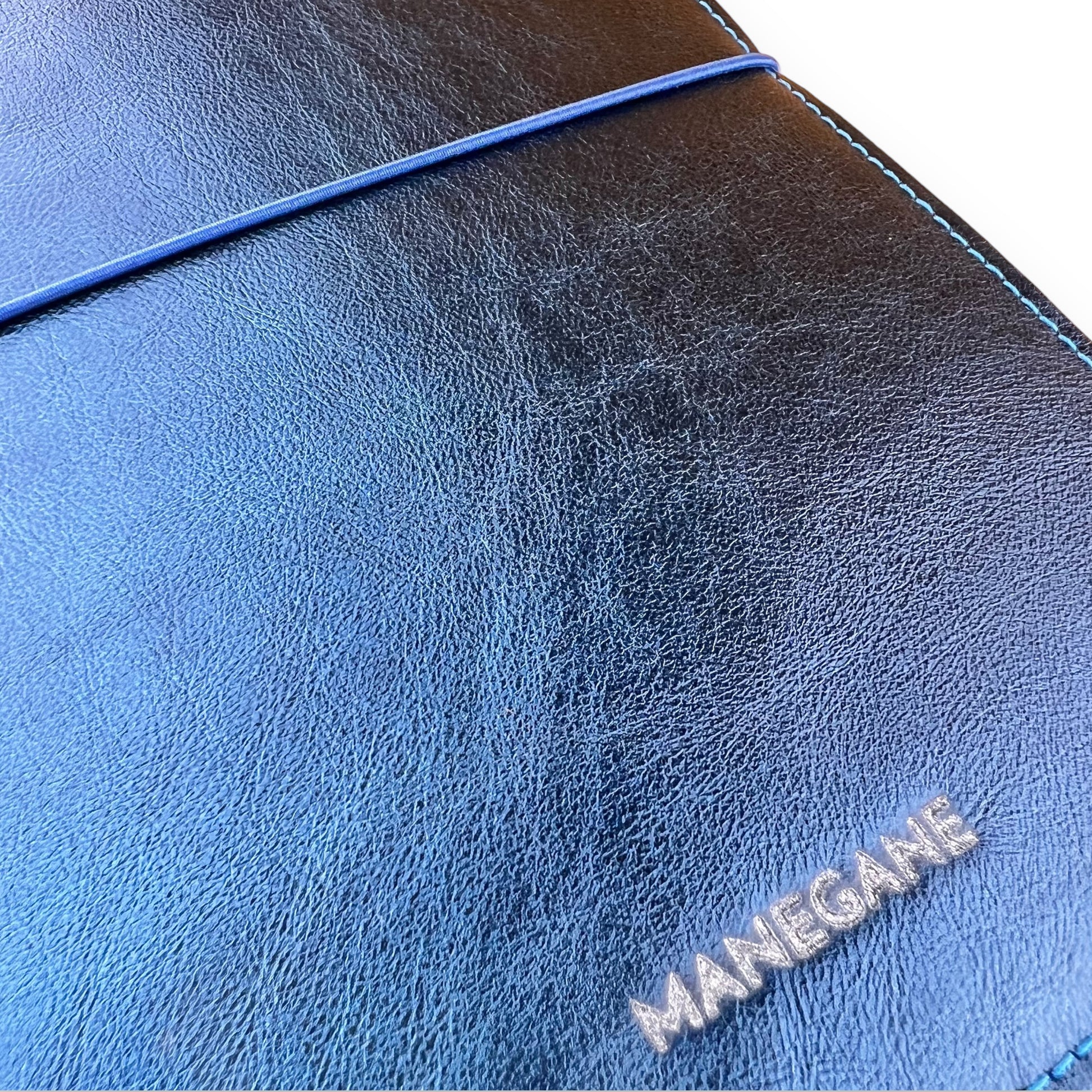 couverture cahier en cuir bleu métallisé