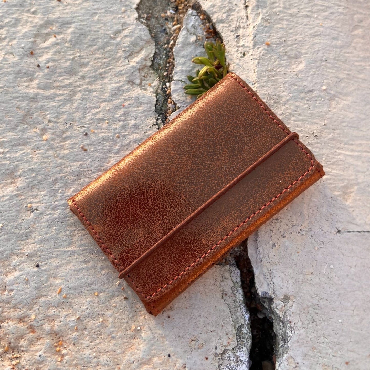 petit porte-monnaie raffiné pour femme en cuir verni par Manegane
