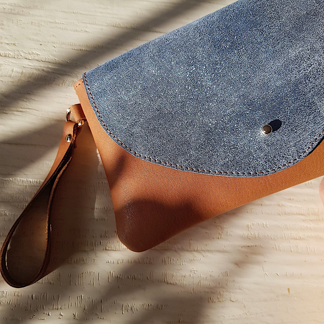 pochette en cuir bleue