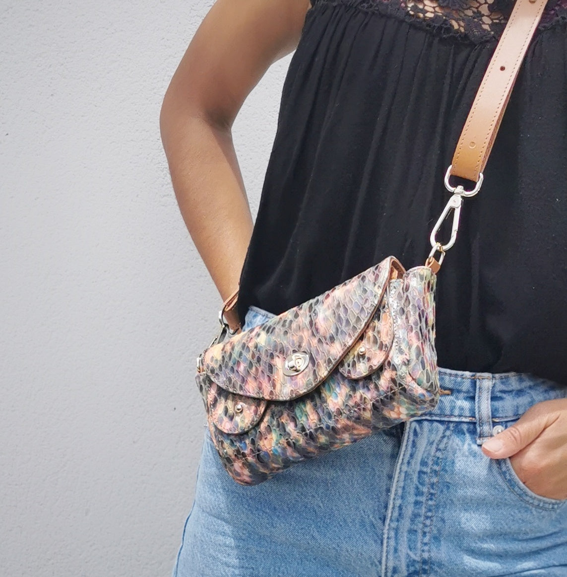 petit sac en cuir porté épaule