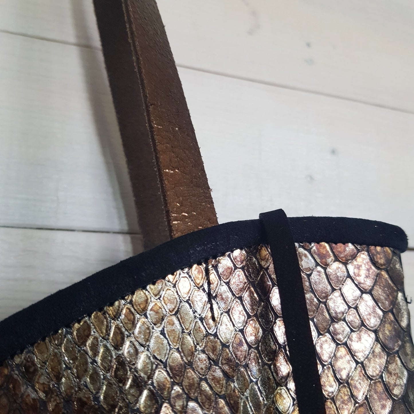 details piqure bord anglais sur cabas en cuir manegane