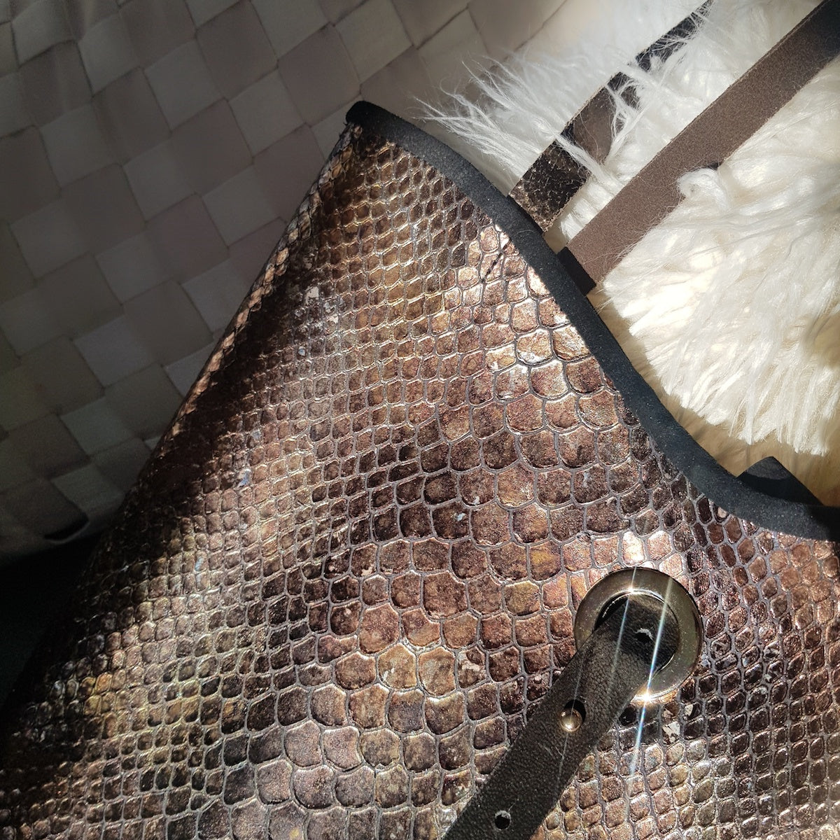 detail-cuir-effet-python-cabas-manegane