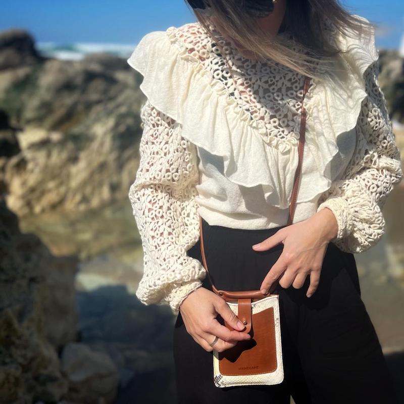 étui à téléphone en cuir marron et crème