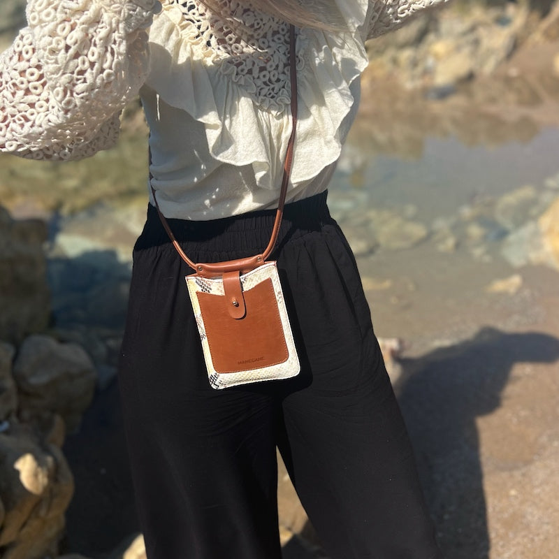 étui à téléphone en cuir crème et marron
