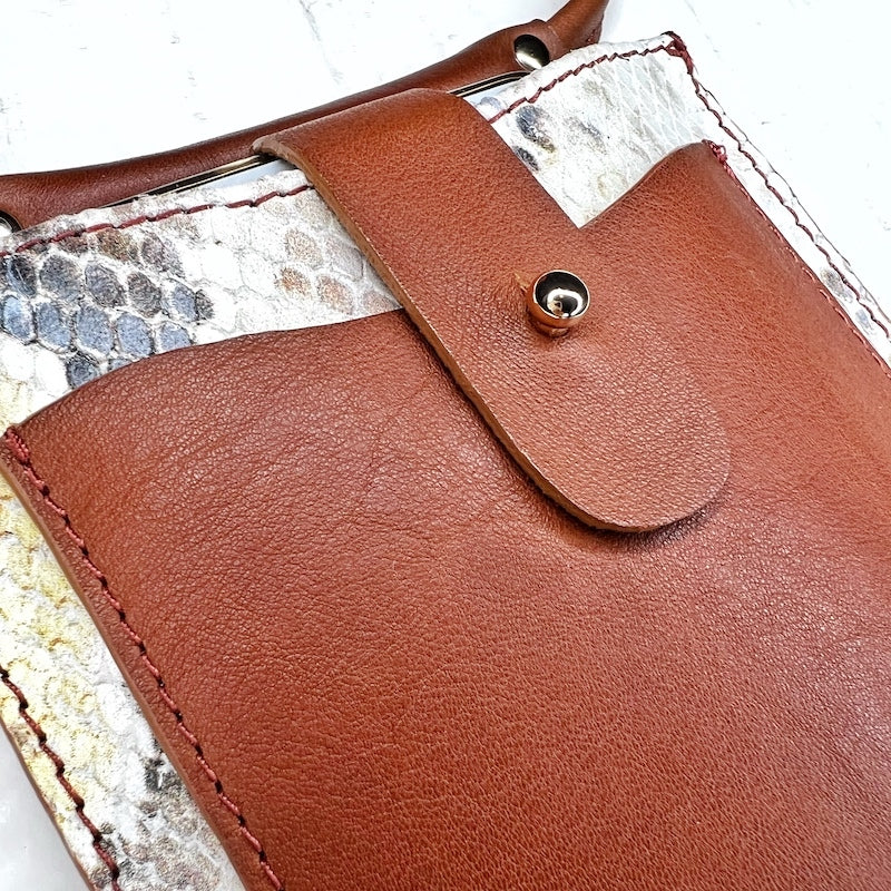étui à téléphone en cuir marron et crème manegane