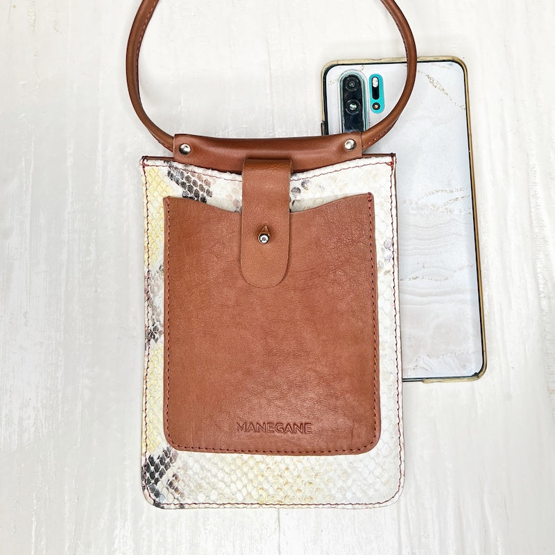 étui à téléphone en cuir crème et marron manegane