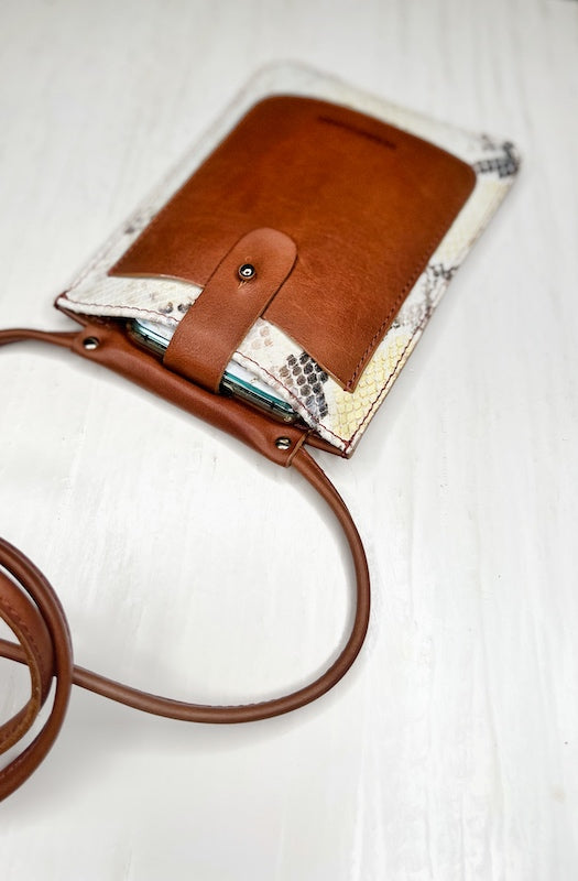 étui à téléphone manegane en cuir marro$n et python