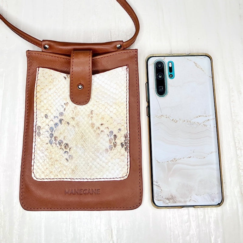 étui à téléphone en cuir marron et crème python manegane