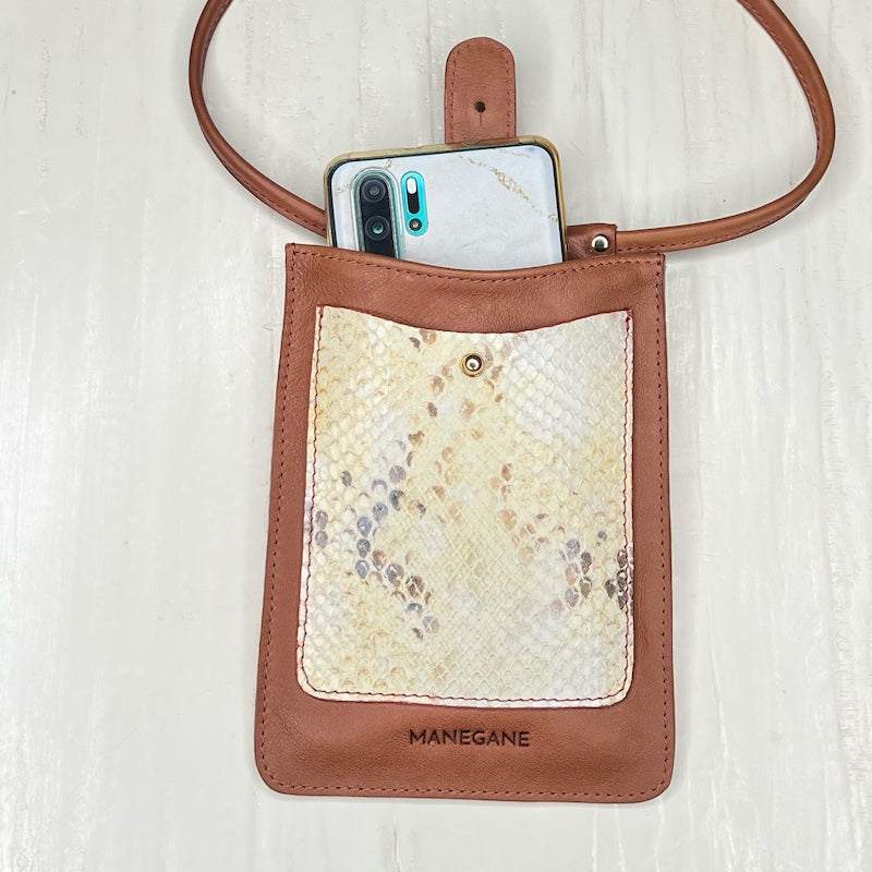 étui à téléphone en cuir marron et python crème manegane
