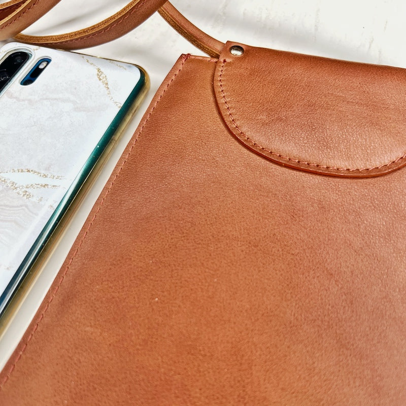 étui à téléphone en cuir marron de dos manegane