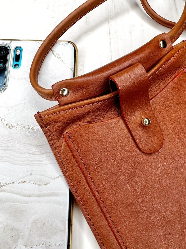 étui à téléphone marron en cuir manegane