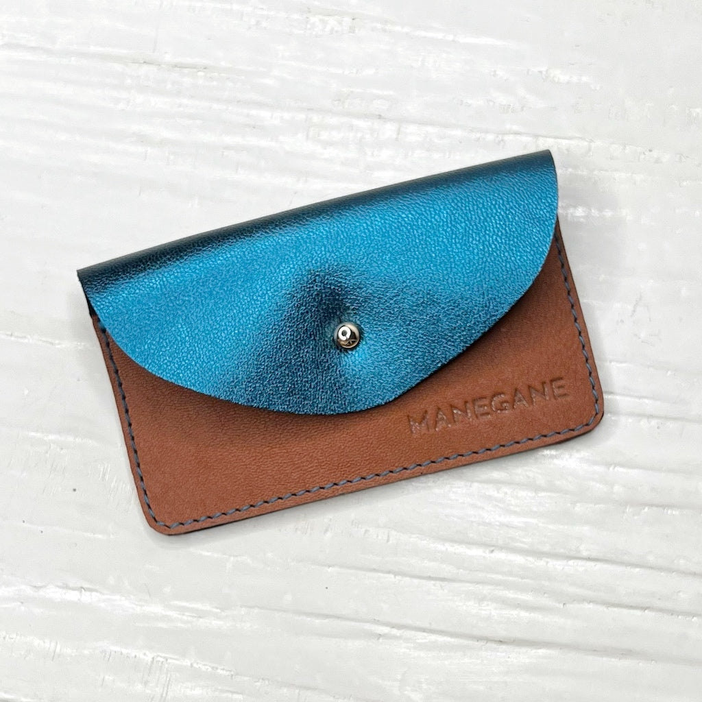 porte-cartes marron en cuir et bleu Méditerranée manegane