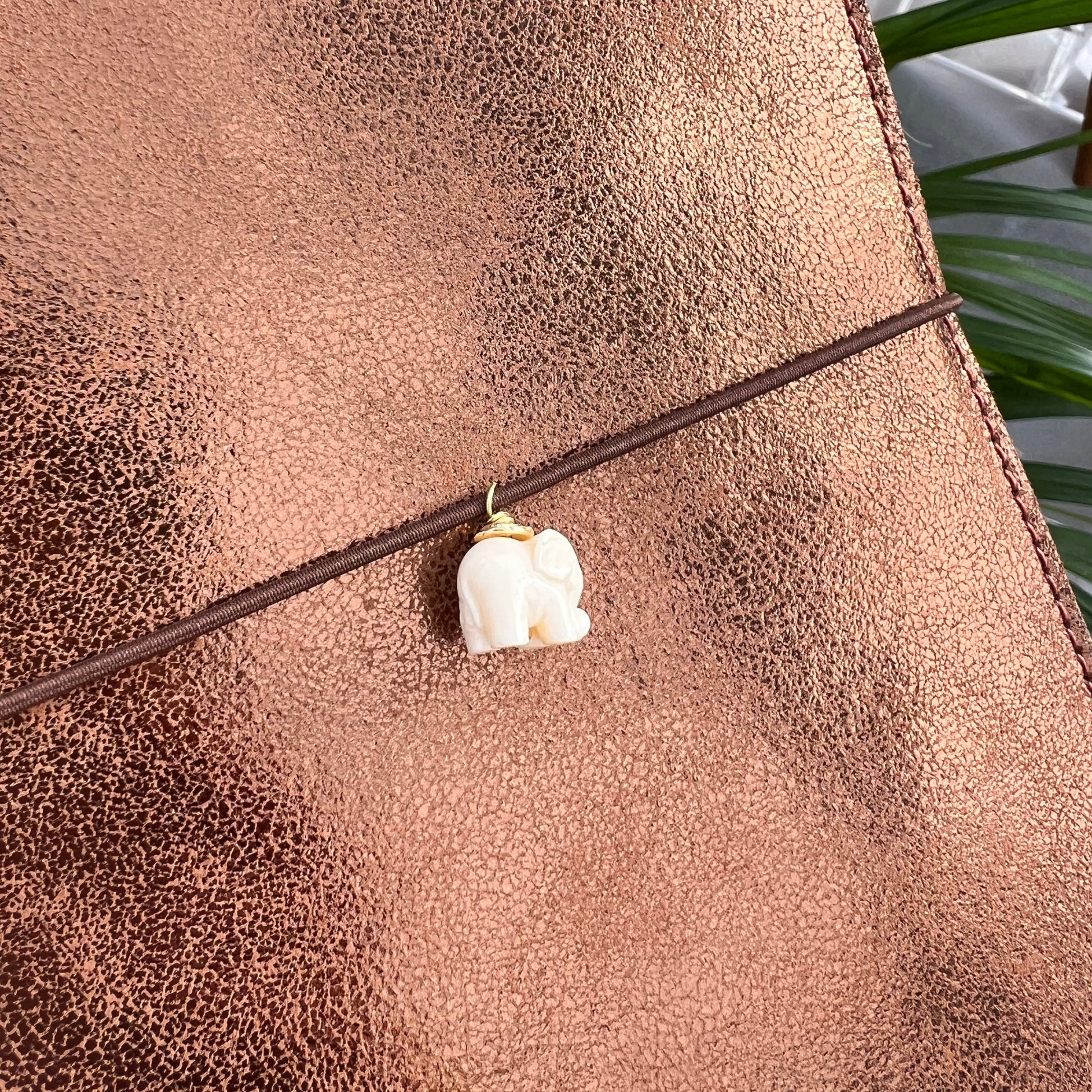 Carnet en cuir sur mesure avec bijoux porte bonheur