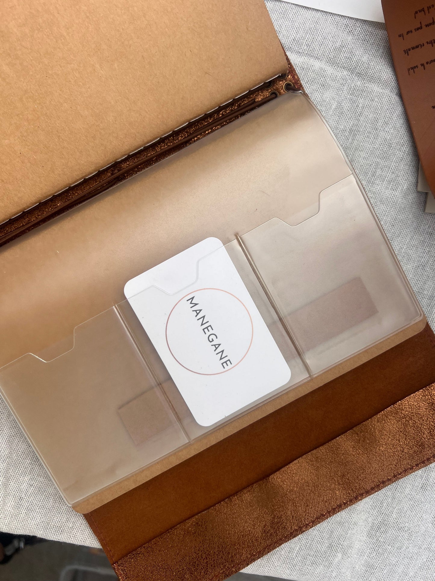 Créatrice de carnet en cuir sur mesure avec rangements 