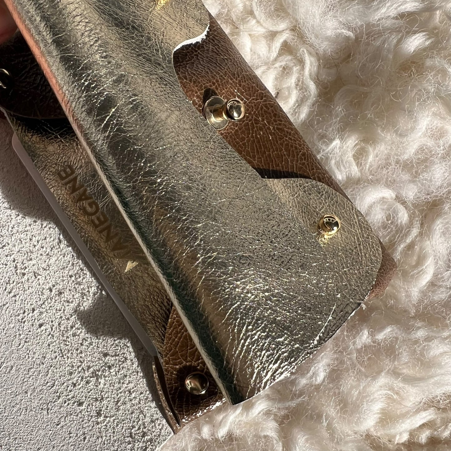 accessoires en cuir doré et vert
