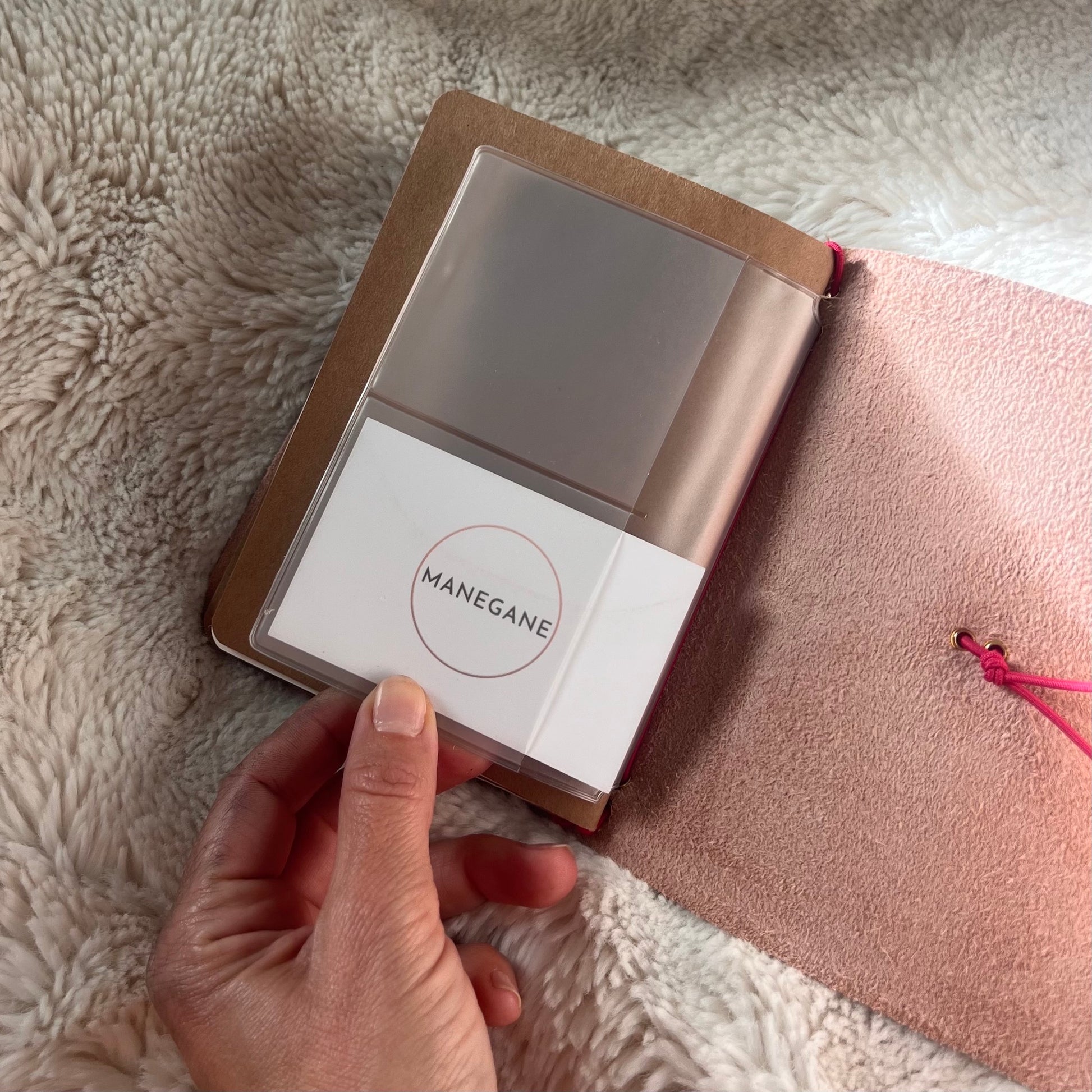 carnet en cuir avec espaces de rangements cartes