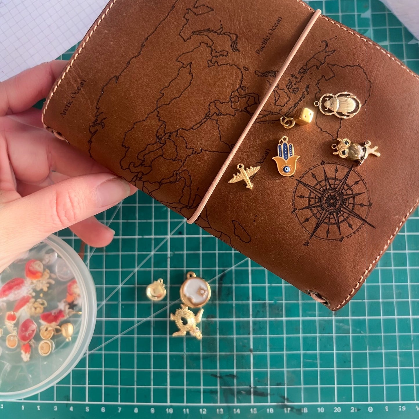 carnet de voyage en cuir avec bijoux
