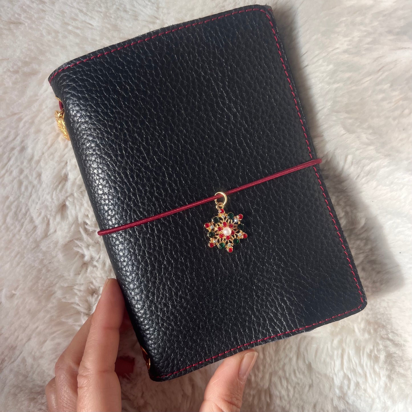 carnet en cuir noir avec grigris