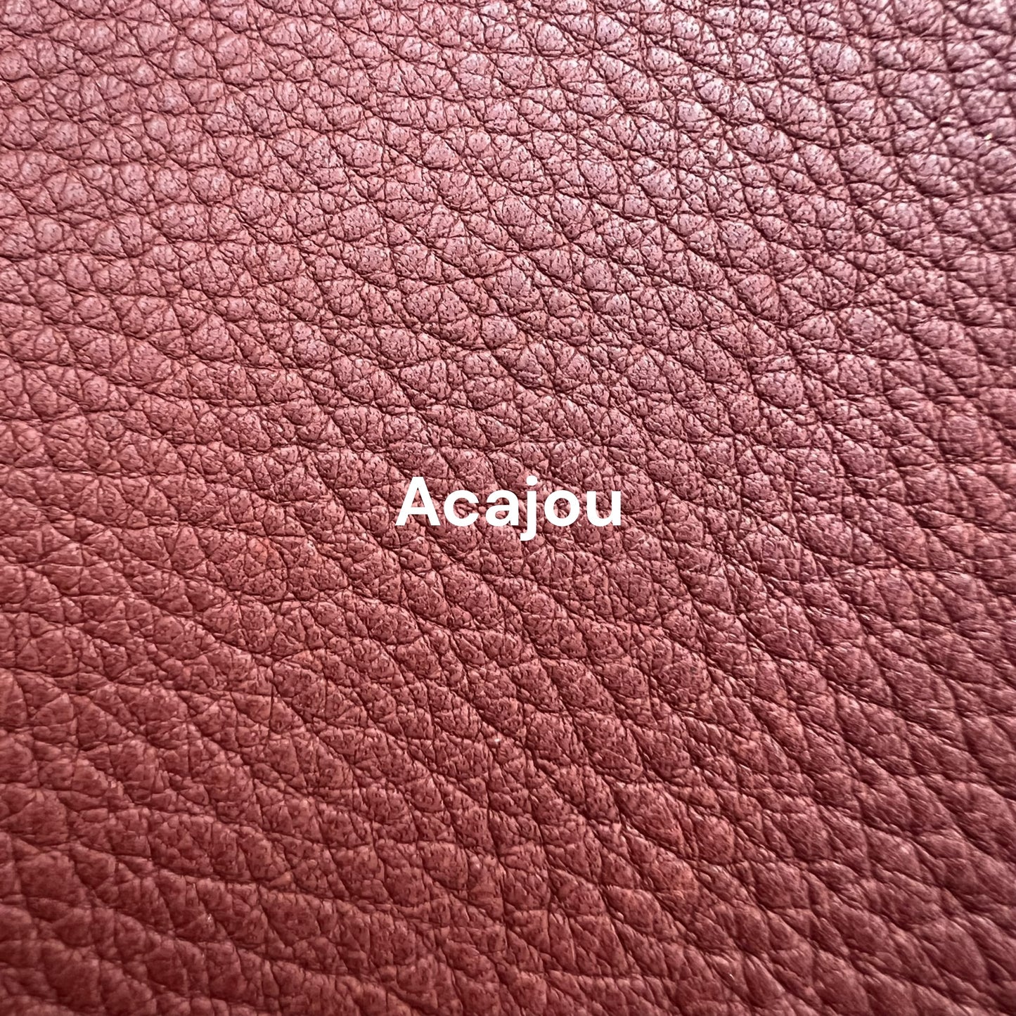 objet en cuir brun acajou