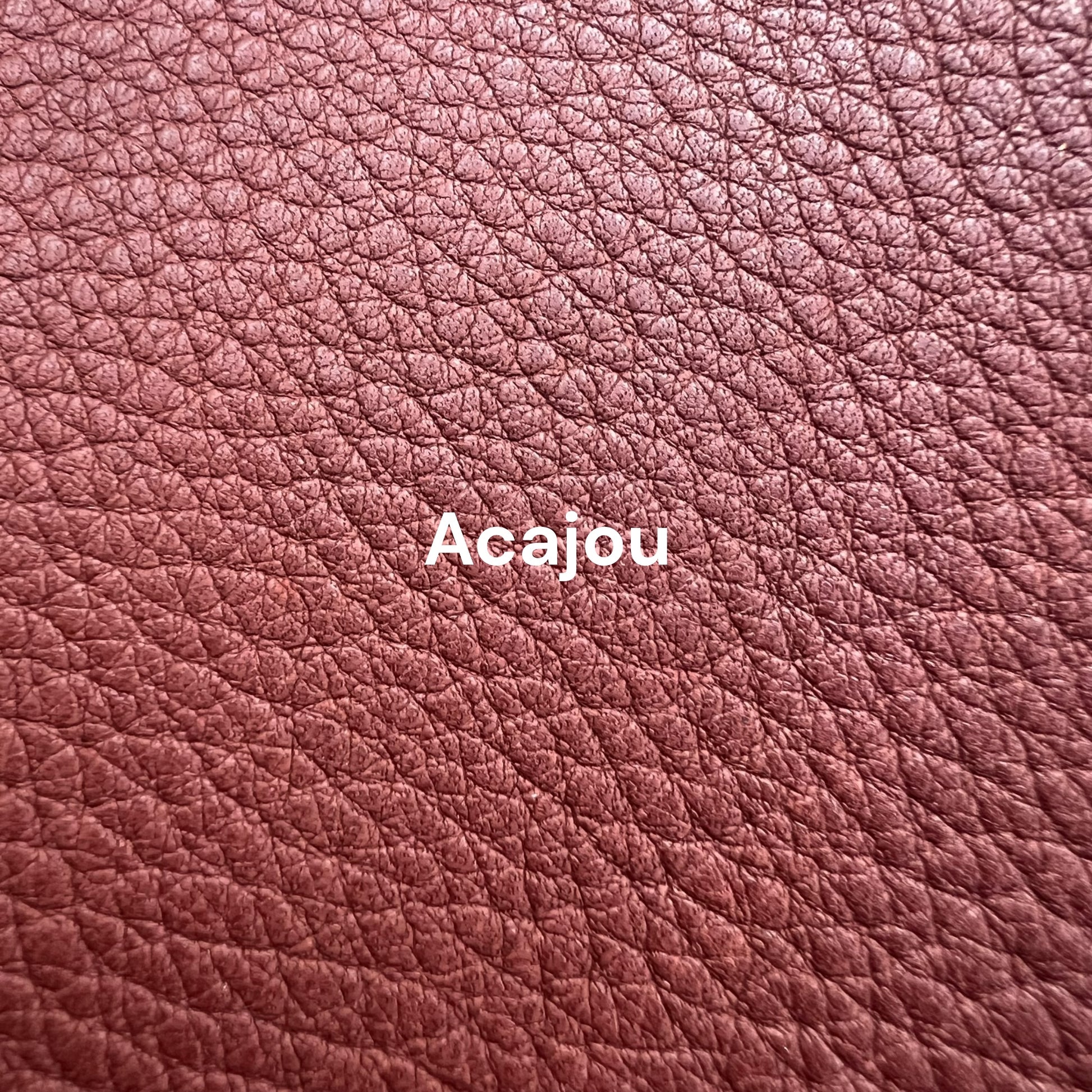 objet en cuir brun acajou