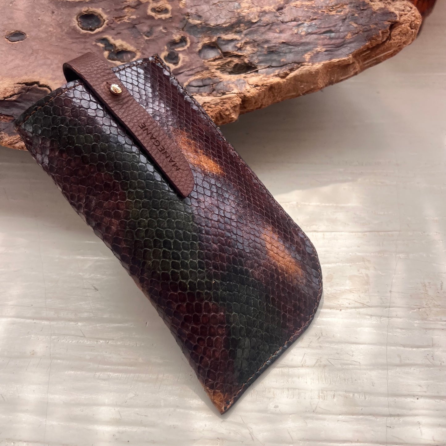 étui à lunettes artisanal en cuir aspect python