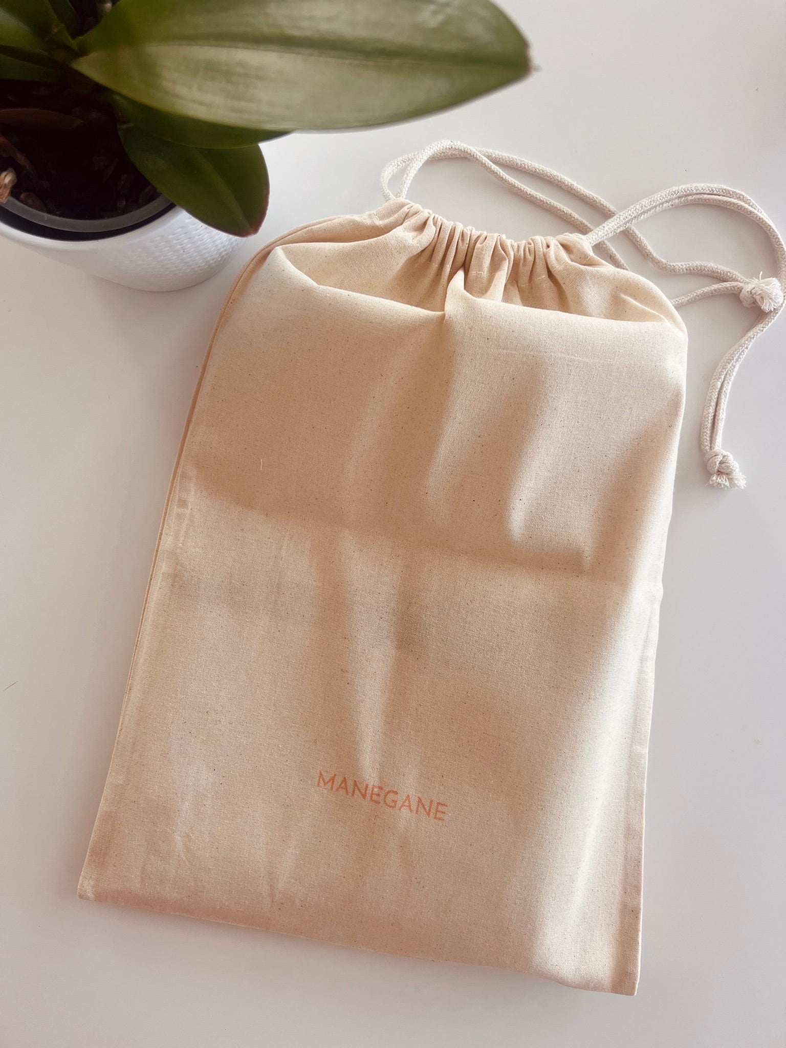 pochette ordinateur en cuir avec son pochon en coton