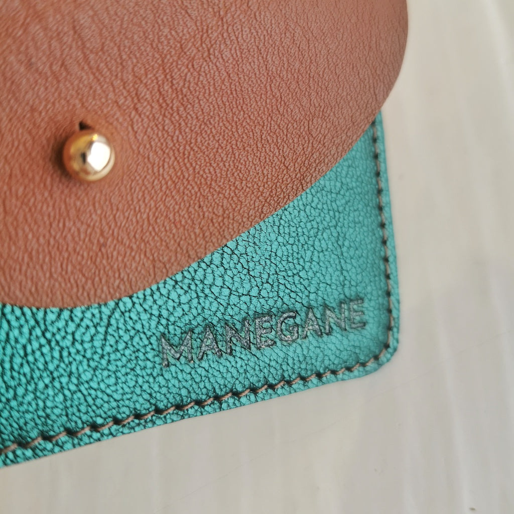 Porte-cartes en cuir caramel et émeraude