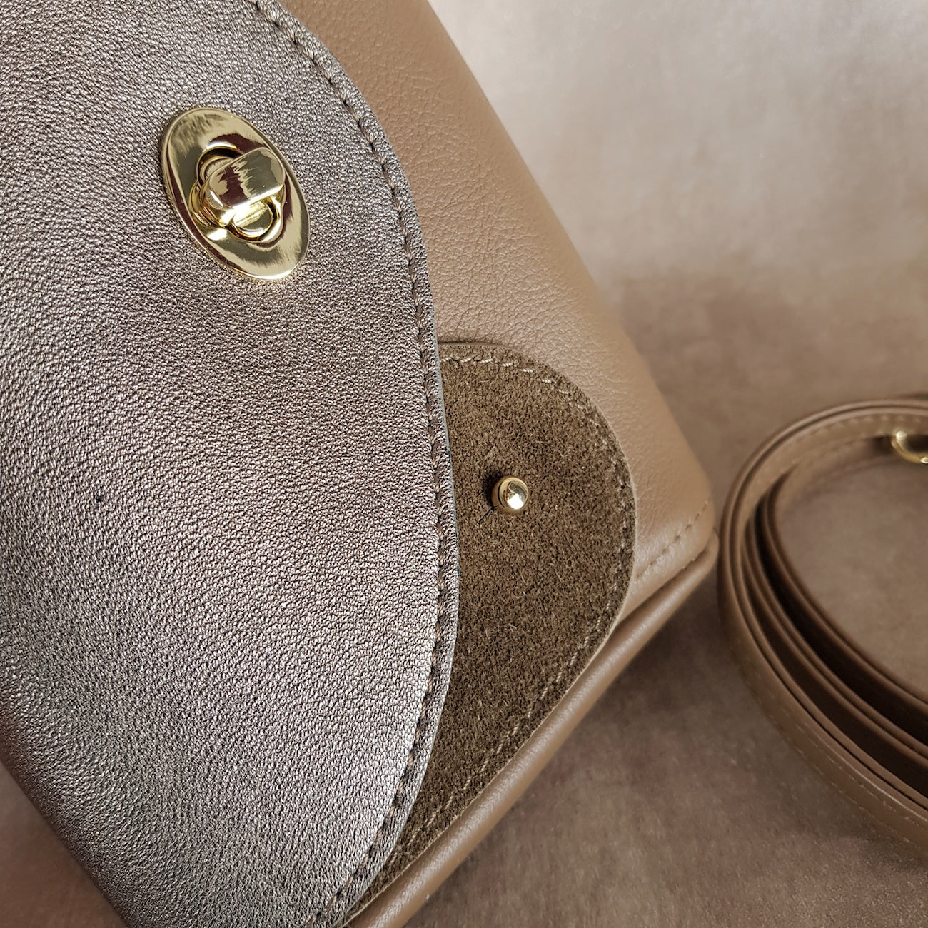 détails cuir bisou bag manegane