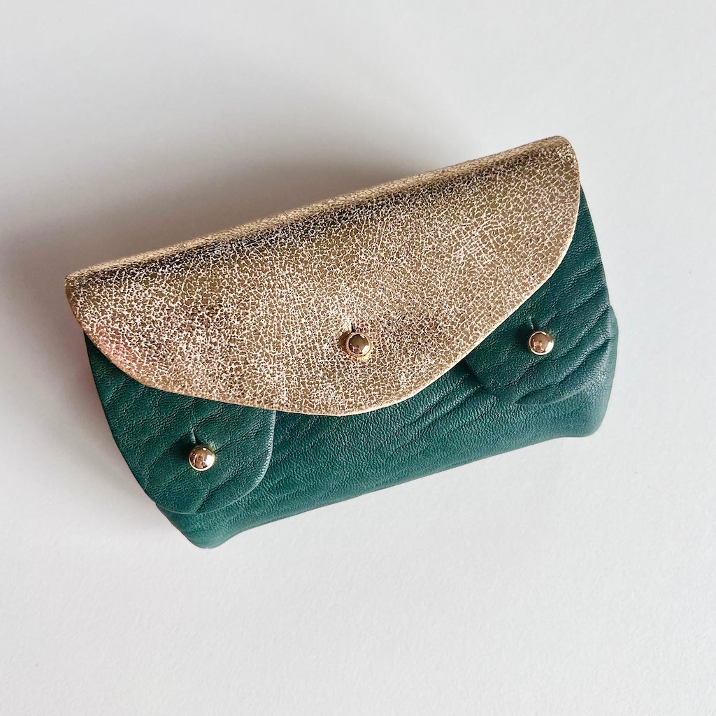 porte-monnaie doré et vert en cuir manegane